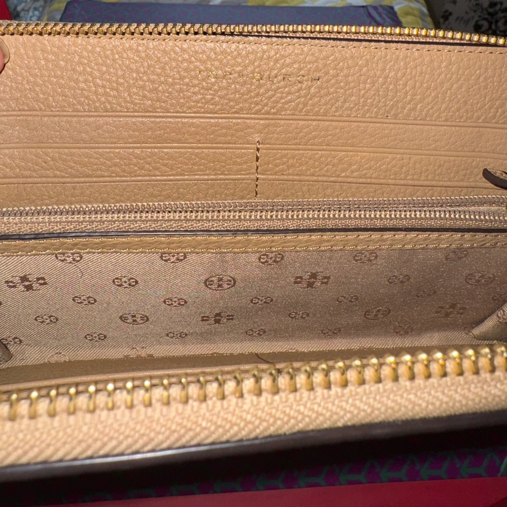 Tory Burch Bombe T Zip Continental Wallet - Picture 4 of 11